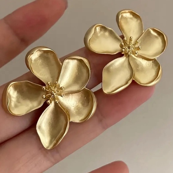 Vintage Inspired Exaggerated Flower Stud Earrings - Picture 2 of 3